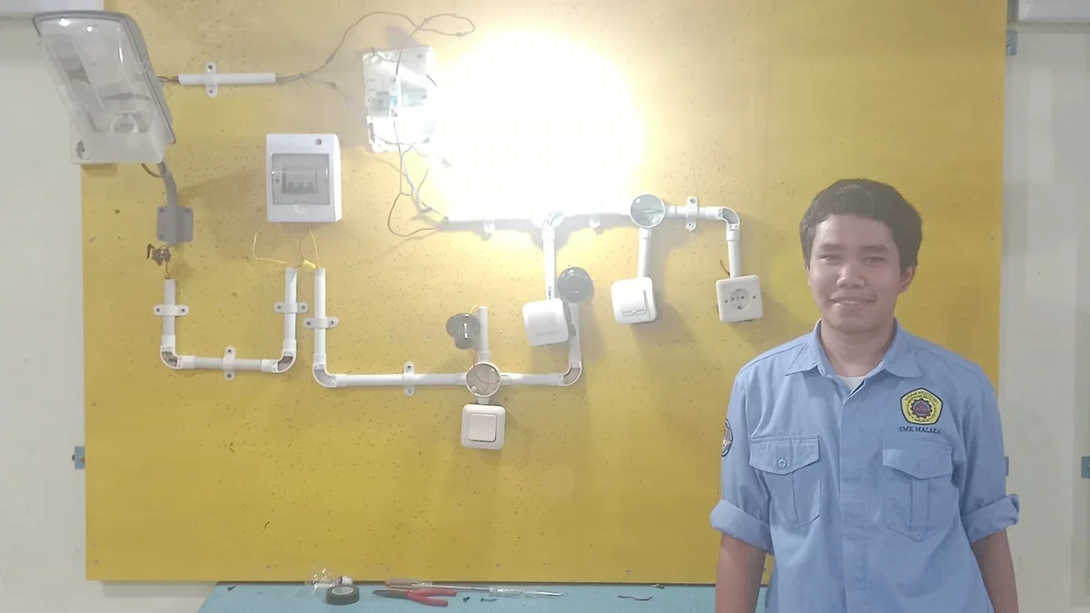 Rangkaian 2 saklar tukar menyalakan 1 lampu + stop kontak