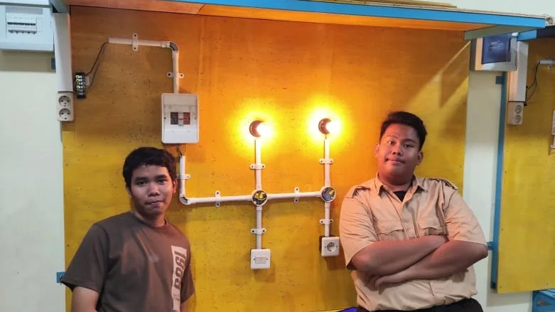 Rangkaian saklar seri menyalakan 2 lampu + stop kontak