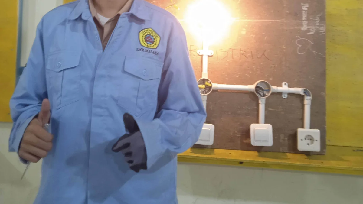 Membuat rangkaian saklar tukar 1 lampu+stop kontak