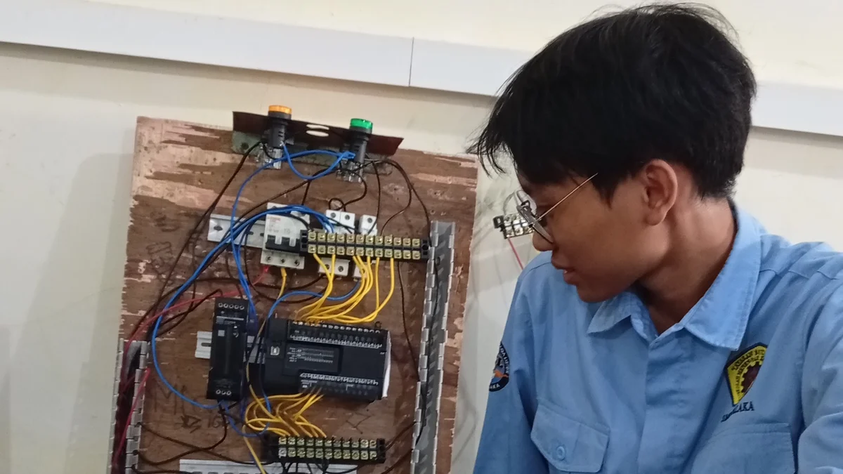 Membuat rangkaian PLC