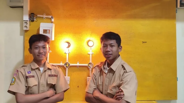membuat rangkaian saklar seri dua lampu