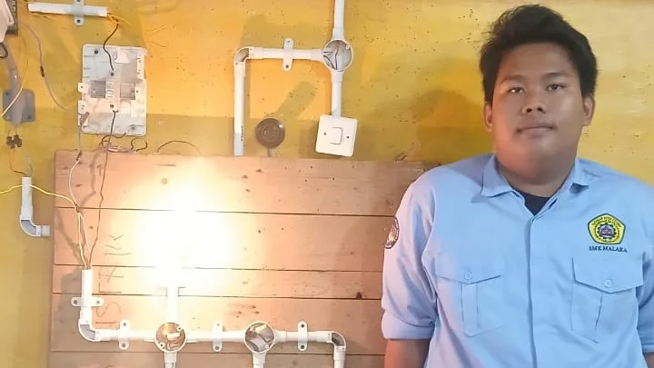 Rangkaian 2 Saklar Tukar 1 Lampu